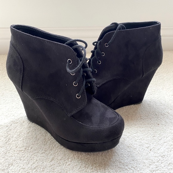 Black Heels - Picture 2 of 2